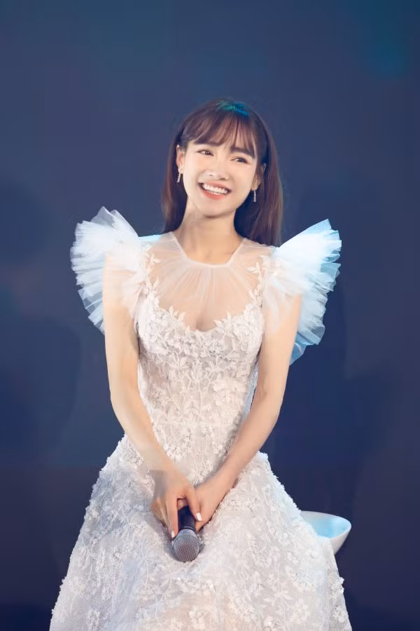 Ngắm gu thời trang công chúa "bánh bèo" của bà mẹ bỉm sữa nhưng Nhã Phương ảnh 3