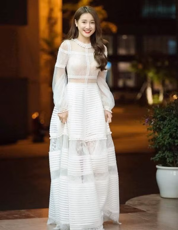 Ngắm gu thời trang công chúa "bánh bèo" của bà mẹ bỉm sữa nhưng Nhã Phương ảnh 13