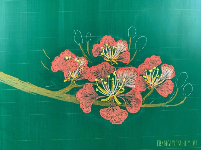 Thầy giáo đưa phượng hồng vào bảng phấn ảnh 1 Thầy giáo đưa phượng hồng vào bảng phấn ảnh 1
