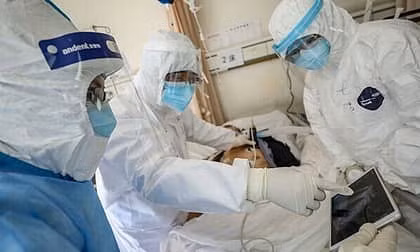  Nếu không tiếp xúc trực tiếp với người bệnh, vẫn có thể nhiễm COVID-19 qua 2 con đường này 