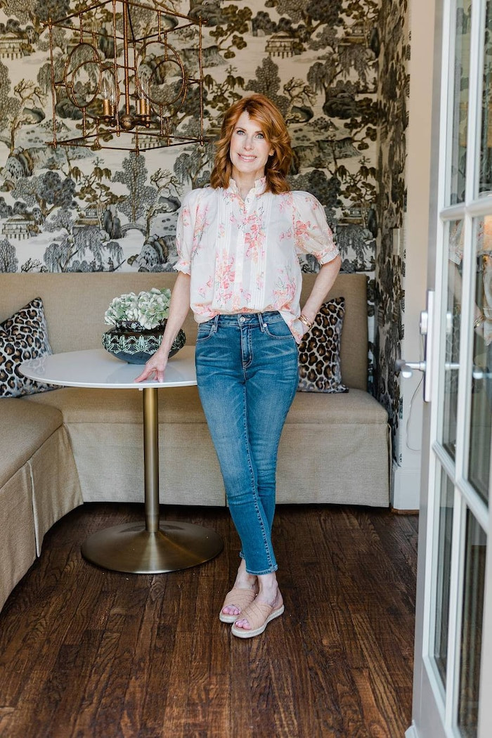 Cách mix quần jeans thanh lịch cho nàng công sở đi làm sau khi hết cách ly xã hội ảnh 1