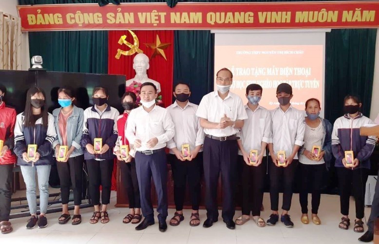 Giáo dục học sinh qua hành động đẹp của thầy cô