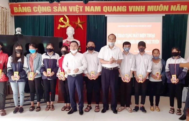 Giáo dục học sinh qua hành động đẹp của thầy cô