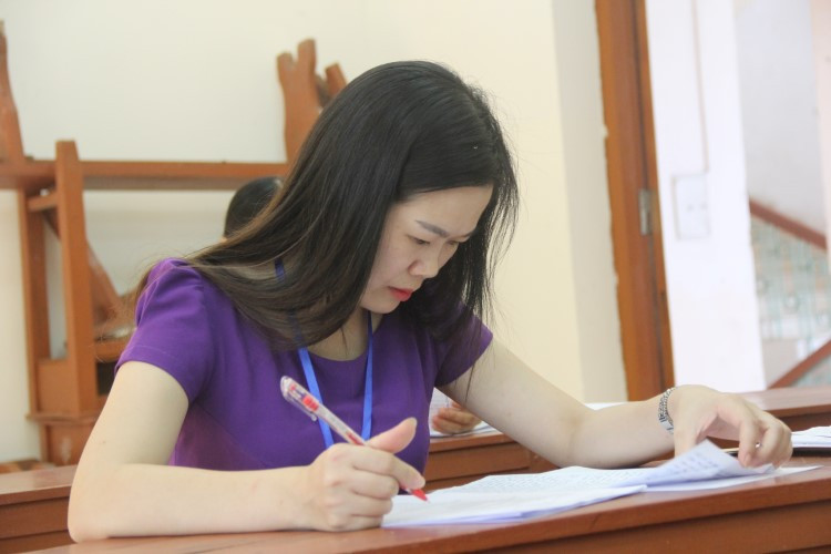 Khẩn trương chấm thi tốt nghiệp THPT: Nghiêm túc và công bằng ảnh 1