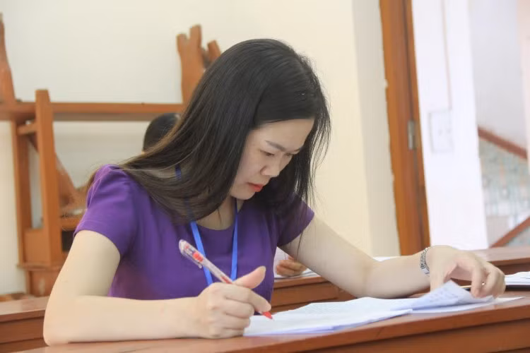 Khẩn trương chấm thi tốt nghiệp THPT: Nghiêm túc và công bằng ảnh 1