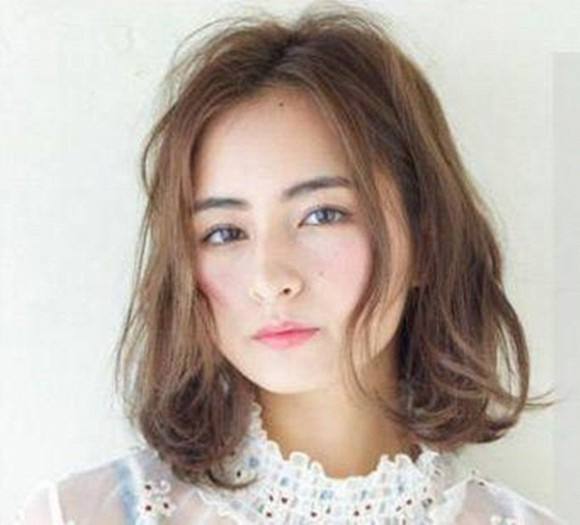 Thử ngay 8 kiểu tóc ngắn cực hợp giúp người có gương mặt tròn trở nên thanh thoát ảnh 4 Thử ngay 8 kiểu tóc ngắn cực hợp giúp người có gương mặt tròn trở nên thanh thoát ảnh 4