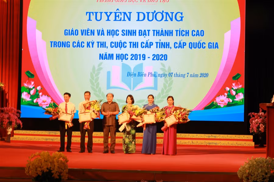 Thành phố Điện Biên Phủ vinh danh giáo viên, học sinh có thành tích xuất sắc