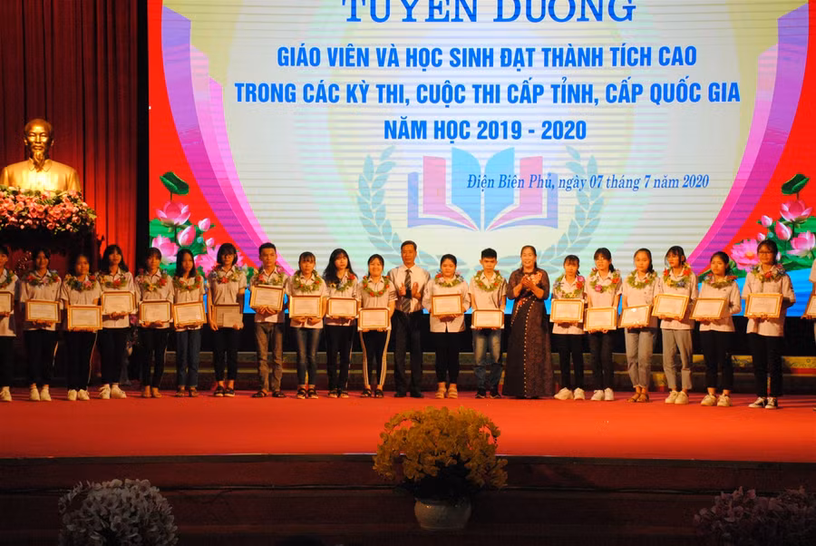 Thành phố Điện Biên Phủ vinh danh giáo viên, học sinh có thành tích xuất sắc ảnh 4