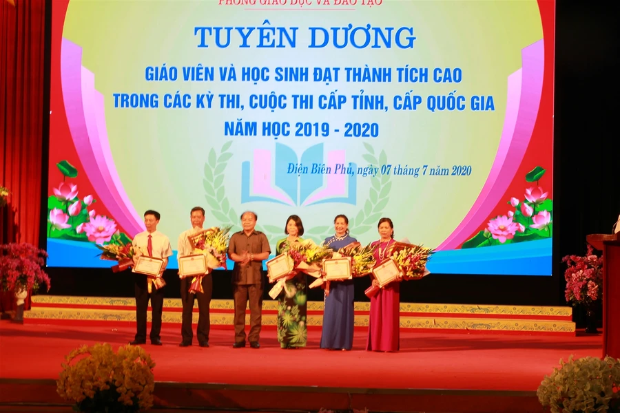 Thành phố Điện Biên Phủ vinh danh giáo viên, học sinh có thành tích xuất sắc