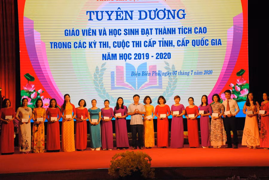 Thành phố Điện Biên Phủ vinh danh giáo viên, học sinh có thành tích xuất sắc ảnh 3