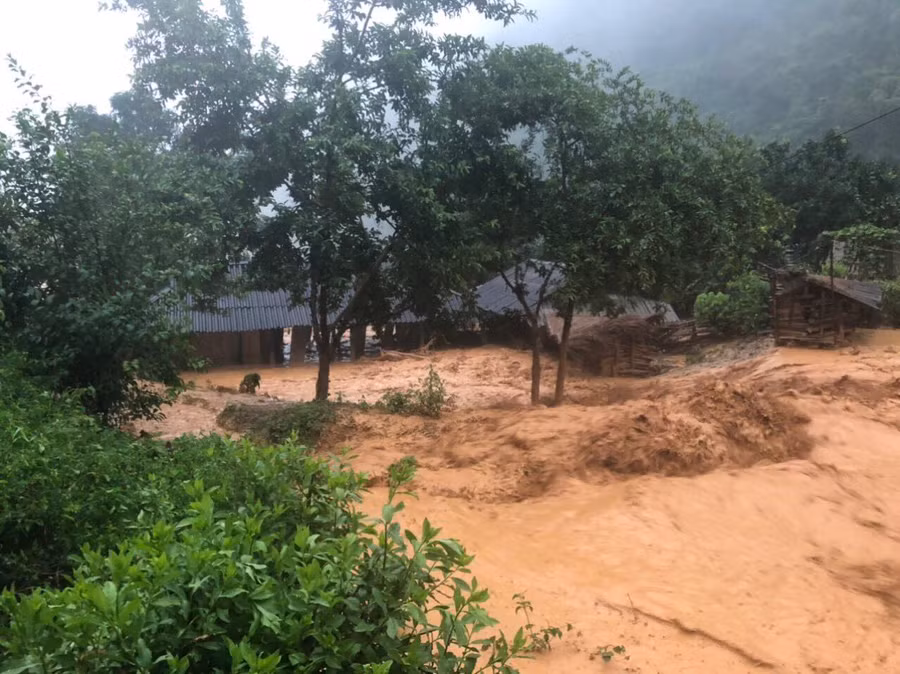 Cả thành phố Điện Biên Phủ “chìm” trong “biển nước" ảnh 5