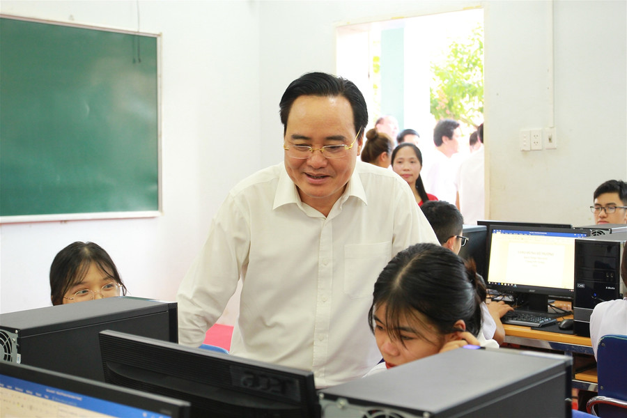 Bộ trưởng Phùng Xuân Nhạ thăm và làm việc tại trường THPT Tô Hiệu, Sơn La ảnh 2