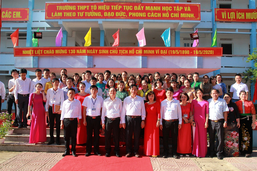 Bộ trưởng Phùng Xuân Nhạ thăm và làm việc tại trường THPT Tô Hiệu, Sơn La ảnh 3