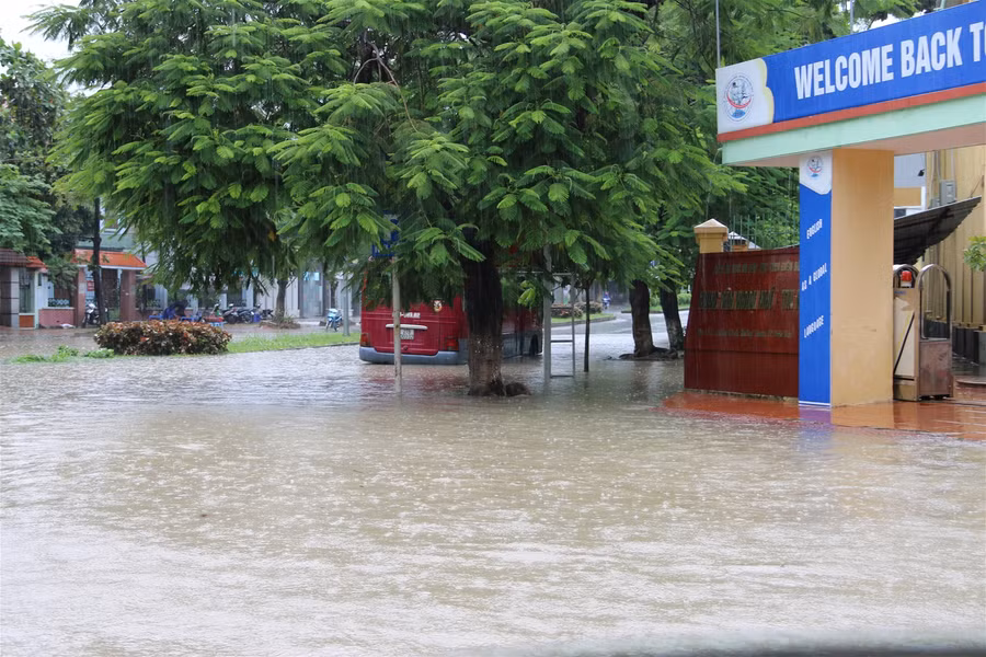 Cả thành phố Điện Biên Phủ “chìm” trong “biển nước" ảnh 2