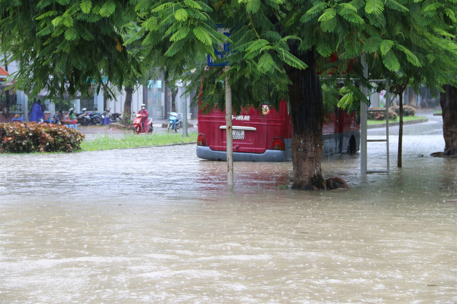 Cả thành phố Điện Biên Phủ “chìm” trong “biển nước" ảnh 1