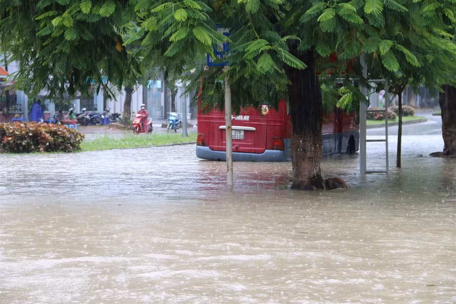 Cả thành phố Điện Biên Phủ “chìm” trong “biển nước" ảnh 1