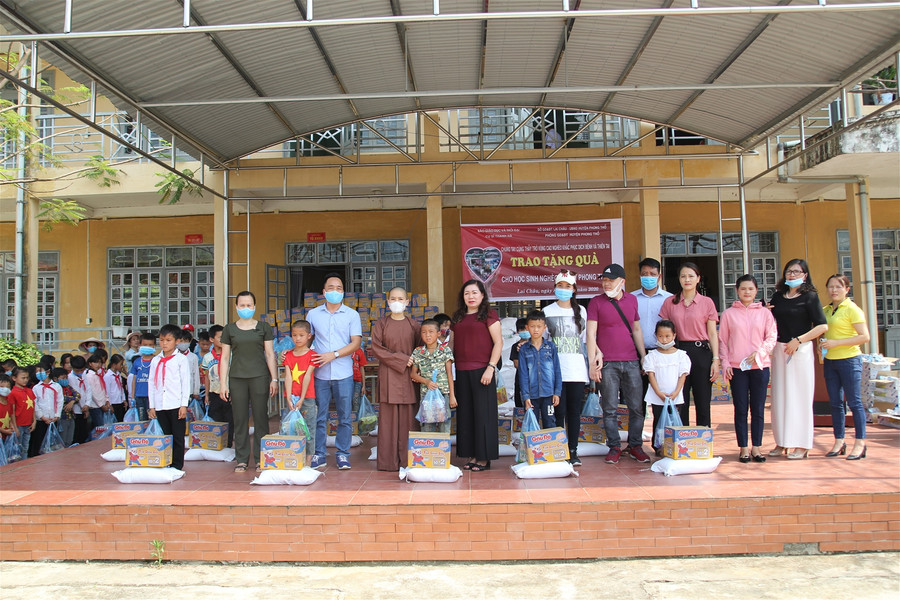 Trao tặng hơn 300 suất quà cho học sinh nghèo tỉnh Lai Châu ảnh 1