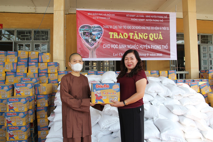 Trao tặng hơn 300 suất quà cho học sinh nghèo tỉnh Lai Châu ảnh 2