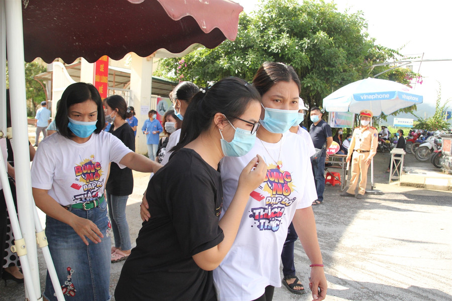 Điện Biên: Thí sinh tươi tắn rời trường thi sau bài thi môn Địa lý ảnh 1