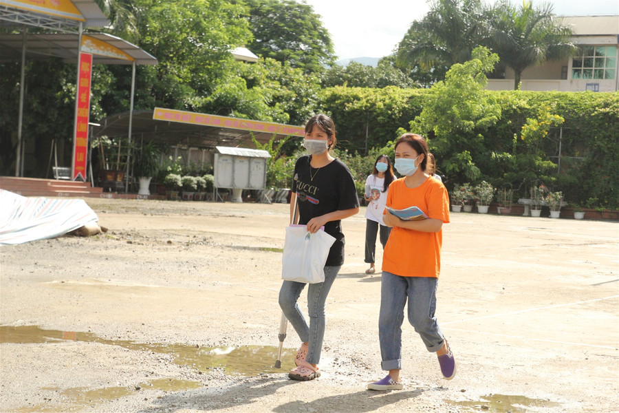 Điện Biên: Thí sinh tươi tắn rời trường thi sau bài thi môn Địa lý ảnh 2