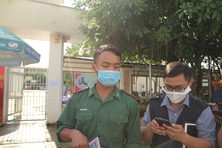 Điện Biên: Thí sinh tươi tắn rời trường thi sau bài thi môn Địa lý ảnh 5