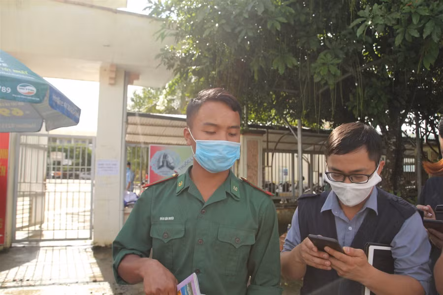 Điện Biên: Thí sinh tươi tắn rời trường thi sau bài thi môn Địa lý ảnh 5