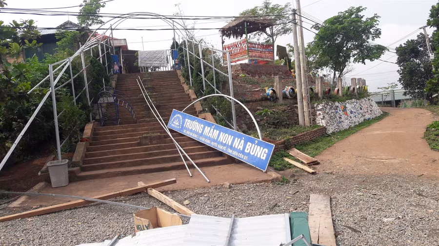 Điện Biên: Nhiều công trình lớp học tốc mái do dông lốc ảnh 1