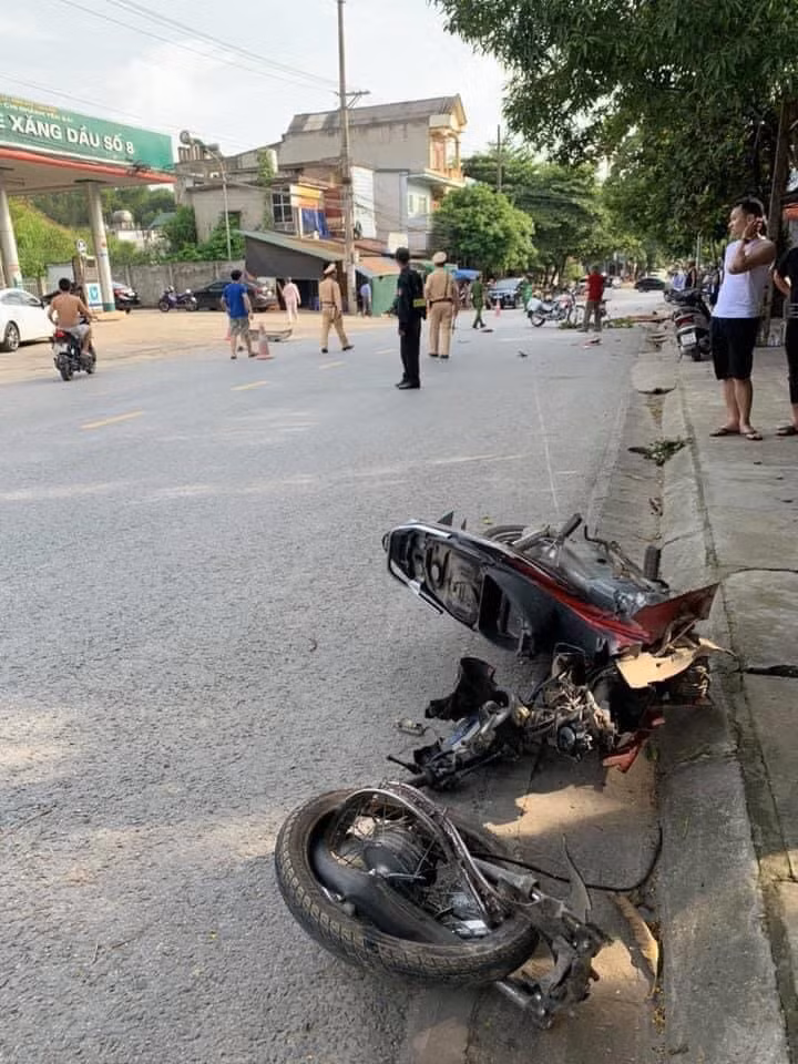 Yên Bái: Va chạm với xe khách, xe máy đứt đôi, một người tử vong ảnh 1