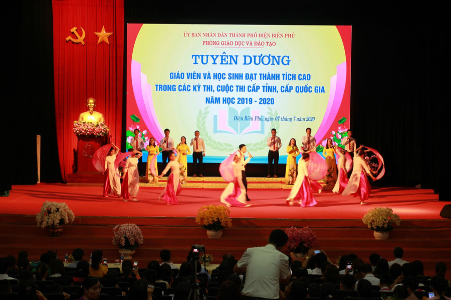 Thành phố Điện Biên Phủ vinh danh giáo viên, học sinh có thành tích xuất sắc ảnh 1