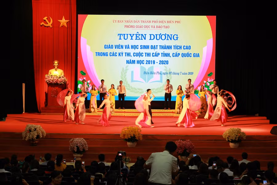 Thành phố Điện Biên Phủ vinh danh giáo viên, học sinh có thành tích xuất sắc ảnh 1