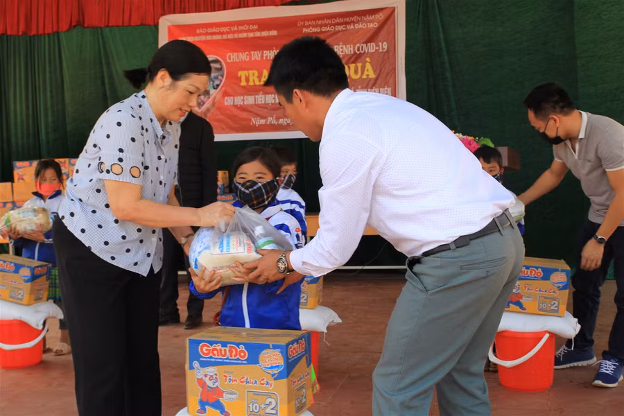 Báo GD&TĐ chuyển tặng 200 suất quà cho học sinh nghèo, biên giới tỉnh Điện Biên ảnh 2