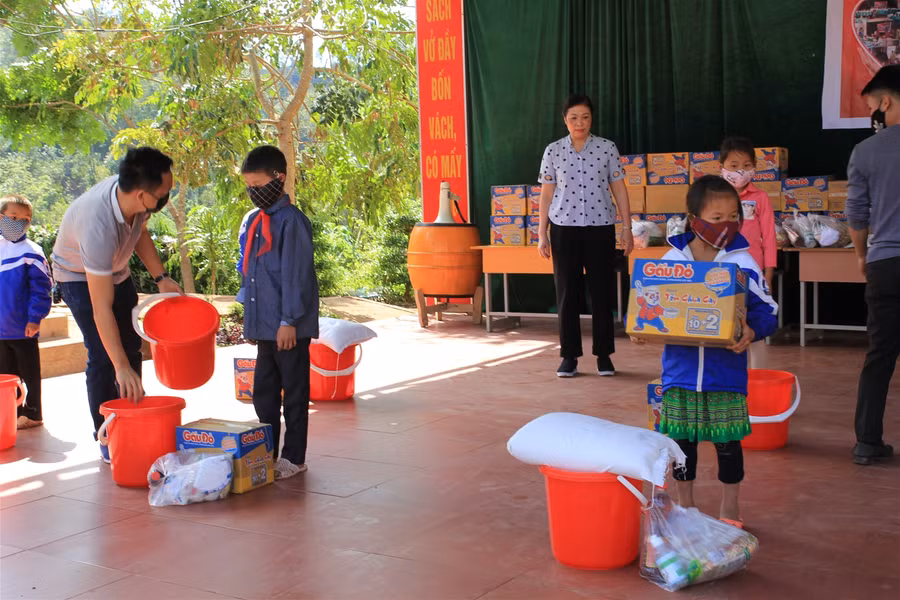 Báo GD&TĐ chuyển tặng 200 suất quà cho học sinh nghèo, biên giới tỉnh Điện Biên