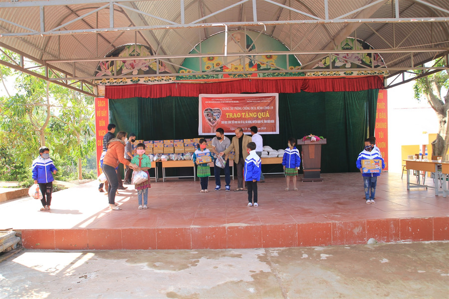 Báo GD&TĐ chuyển tặng 200 suất quà cho học sinh nghèo, biên giới tỉnh Điện Biên ảnh 6