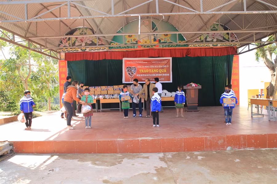 Báo GD&TĐ chuyển tặng 200 suất quà cho học sinh nghèo, biên giới tỉnh Điện Biên ảnh 6