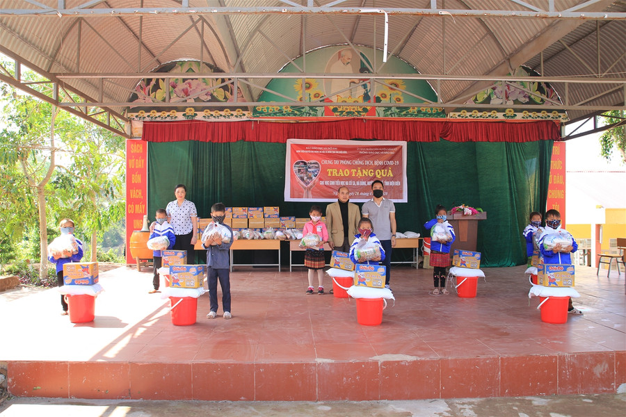 Báo GD&TĐ chuyển tặng 200 suất quà cho học sinh nghèo, biên giới tỉnh Điện Biên ảnh 1