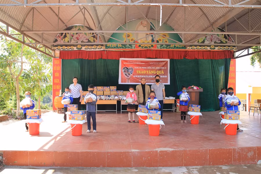 Báo GD&TĐ chuyển tặng 200 suất quà cho học sinh nghèo, biên giới tỉnh Điện Biên ảnh 1
