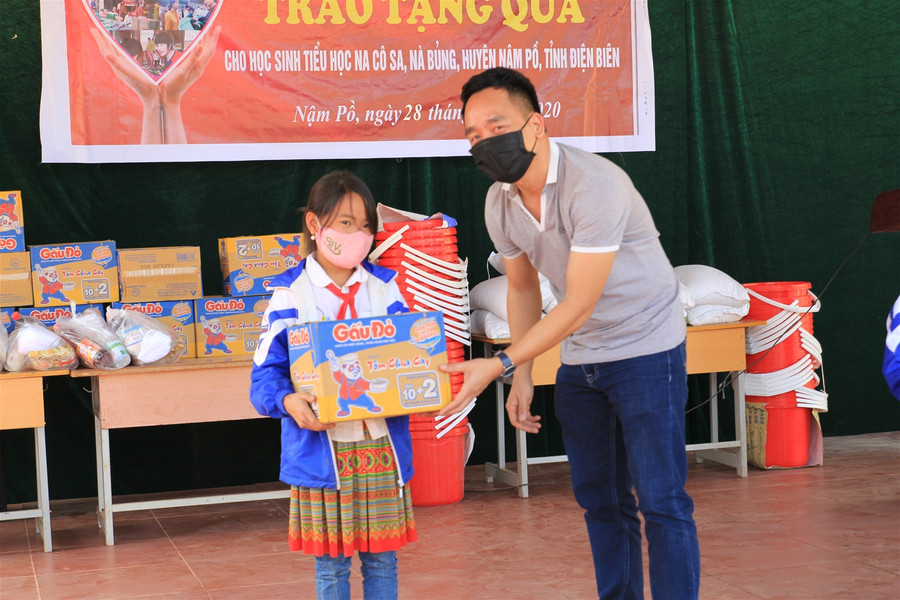 Báo GD&TĐ chuyển tặng 200 suất quà cho học sinh nghèo, biên giới tỉnh Điện Biên ảnh 8