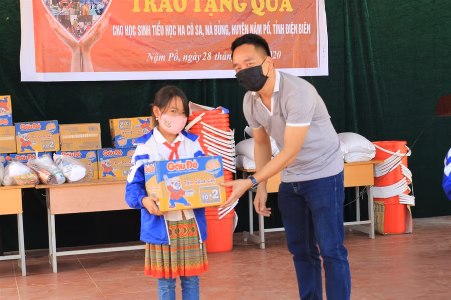 Báo GD&TĐ chuyển tặng 200 suất quà cho học sinh nghèo, biên giới tỉnh Điện Biên ảnh 8