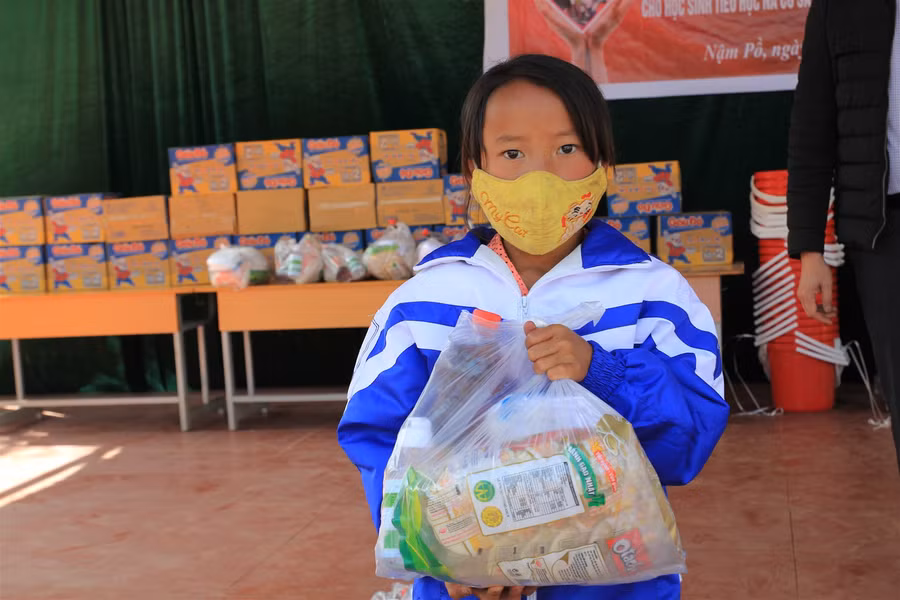 Báo GD&TĐ chuyển tặng 200 suất quà cho học sinh nghèo, biên giới tỉnh Điện Biên ảnh 9