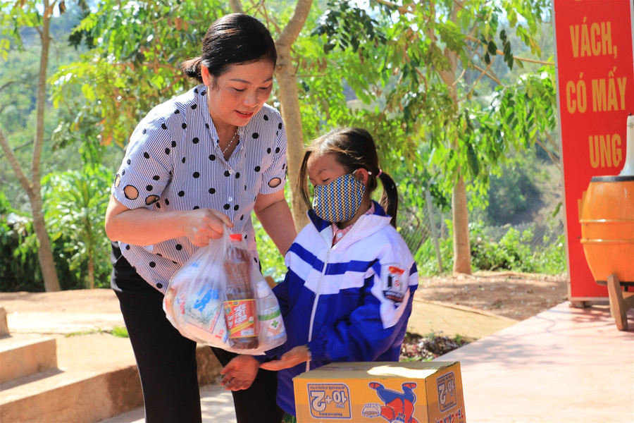 Báo GD&TĐ chuyển tặng 200 suất quà cho học sinh nghèo, biên giới tỉnh Điện Biên ảnh 7