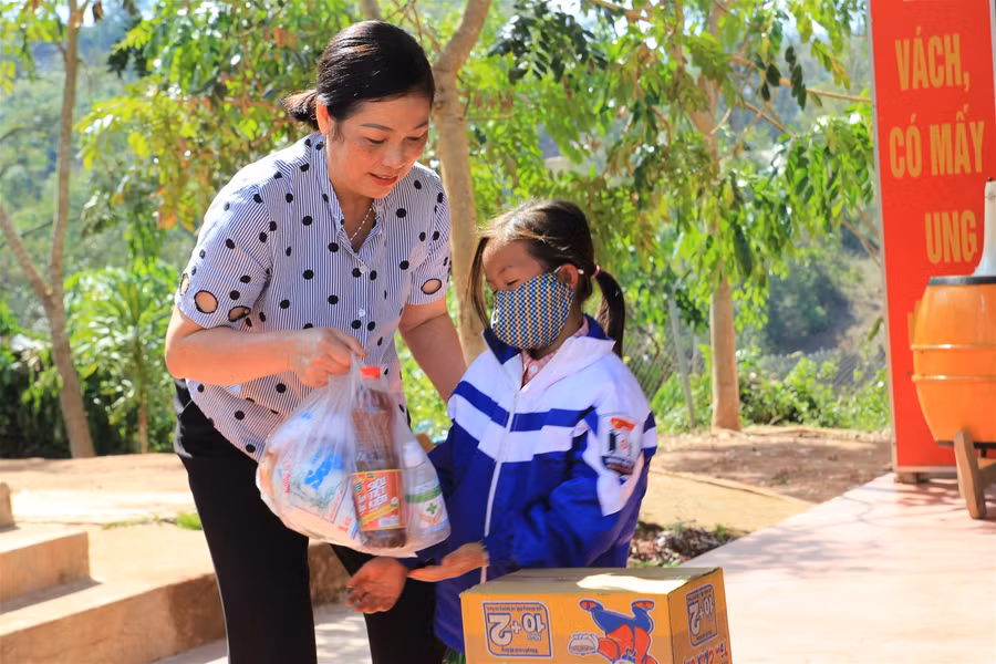 Báo GD&TĐ chuyển tặng 200 suất quà cho học sinh nghèo, biên giới tỉnh Điện Biên ảnh 7