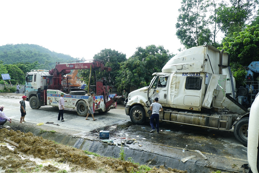 Điện Biên: Hú hồn xe container lật nghiêng, trượt dài trên Quốc lộ 279 ảnh 1 Điện Biên: Hú hồn xe container lật nghiêng, trượt dài trên Quốc lộ 279 ảnh 1
