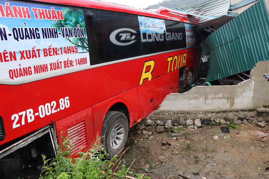 Điện Biên: Xe khách mất lái lao vào nhà dân, 1 trẻ nhỏ chơi trong nhà bị thương ảnh 1