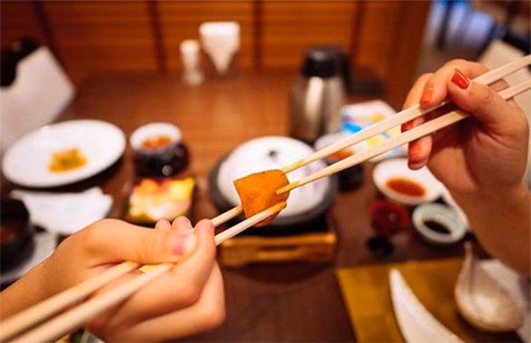 Thói quen trong bữa cơm dễ gieo bệnh cho người khác, nhiều nhà vẫn vô tư làm