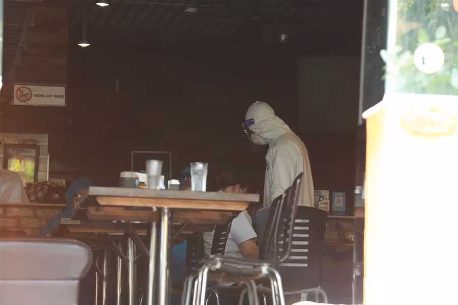 Chùm ảnh Hà Nội phong tỏa đoạn ngõ và nhà hàng pizza liên quan ca nghi nhiễm COVID-19 ảnh 11