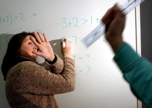 Mức xử phạt nào cho phụ huynh xông vào lớp học hành hung cô giáo?