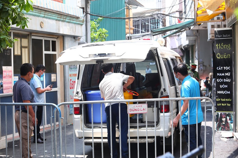 Chùm ảnh Hà Nội phong tỏa đoạn ngõ và nhà hàng pizza liên quan ca nghi nhiễm COVID-19 ảnh 3