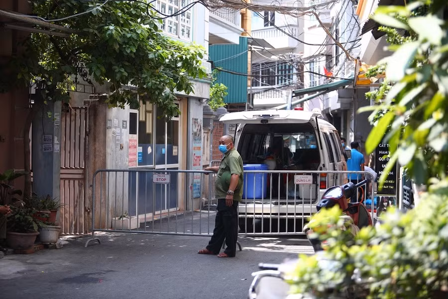 Chùm ảnh Hà Nội phong tỏa đoạn ngõ và nhà hàng pizza liên quan ca nghi nhiễm COVID-19 ảnh 1