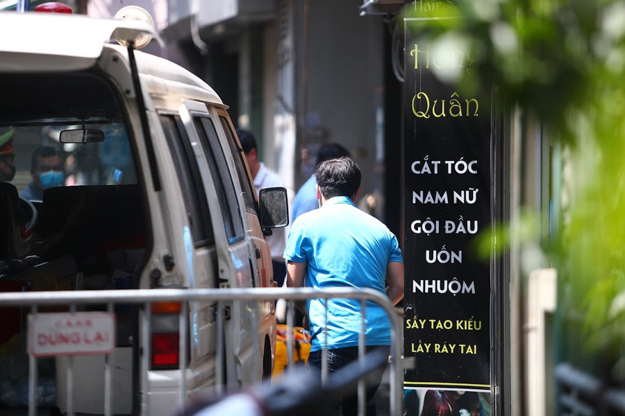 Chùm ảnh Hà Nội phong tỏa đoạn ngõ và nhà hàng pizza liên quan ca nghi nhiễm COVID-19 ảnh 2