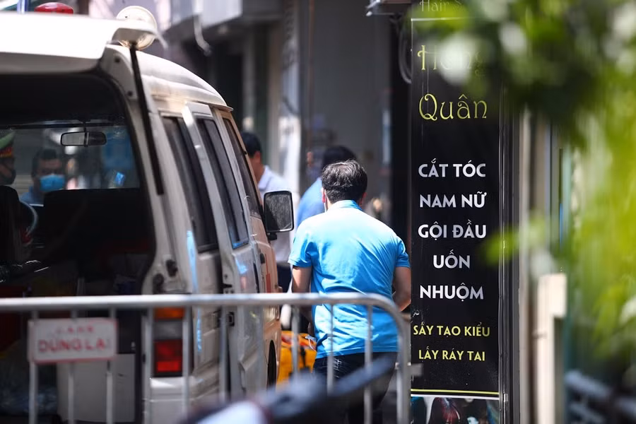 Chùm ảnh Hà Nội phong tỏa đoạn ngõ và nhà hàng pizza liên quan ca nghi nhiễm COVID-19 ảnh 2